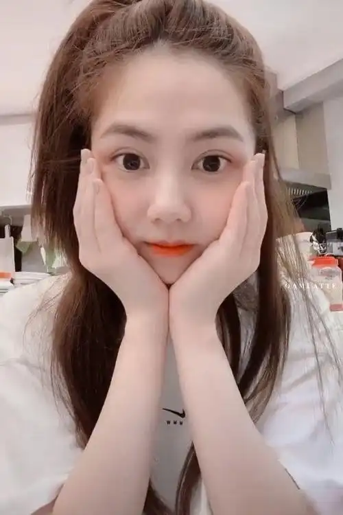 邓紫棋晒素颜照曝光被网友喷长得丑整个人都变得不自信了