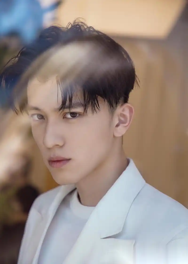 赴约精彩之夜,白西服少年赵英博v帅气上线,窗外风景正好,一起出发吧.