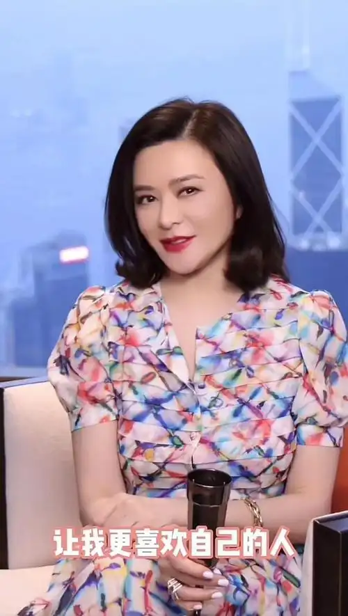 每一个女星都有不一样的美,其中关之琳就靠着自己的美貌风靡一时,60岁