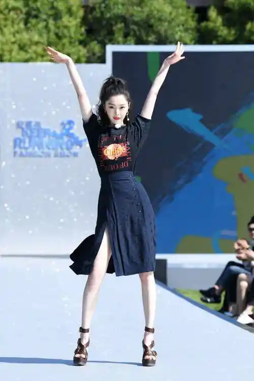 宋轶奔跑吧走秀造型亮眼东北乡村猫女气场全开