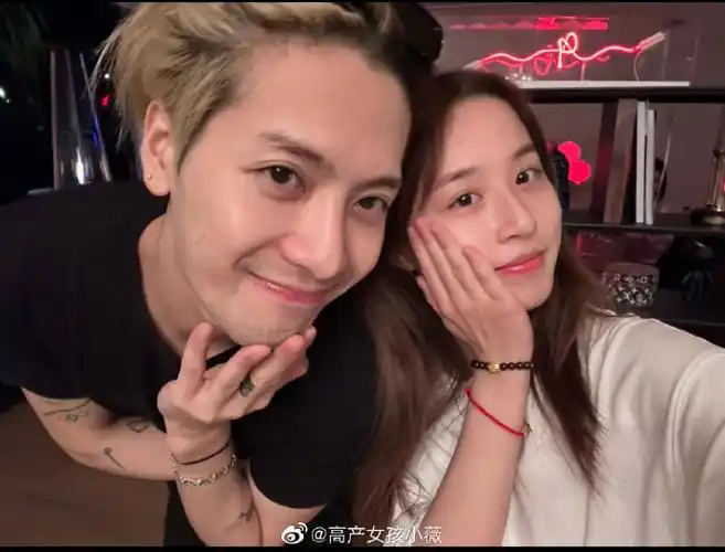 王嘉尔和好友见面视频