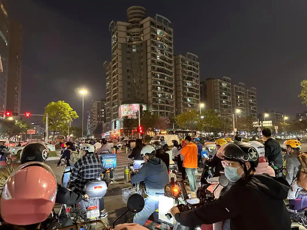 深圳晚高峰堵电瓶车!