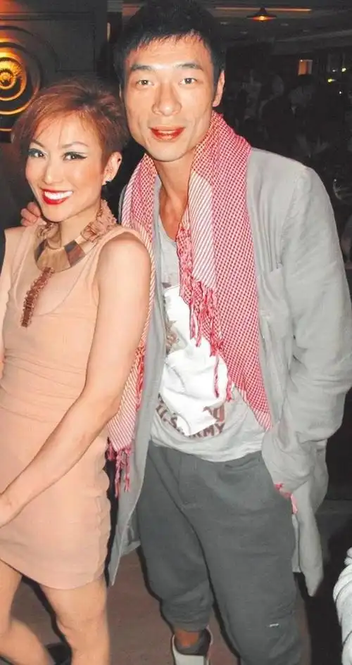 郑秀文晒终极素颜照网友直言太瘦了生日未见许志安身影