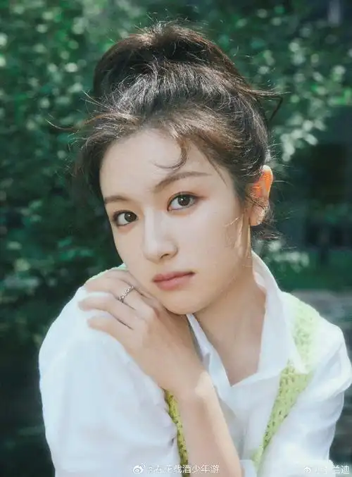 李兰迪绿色马甲白衬衫##李兰迪高马尾