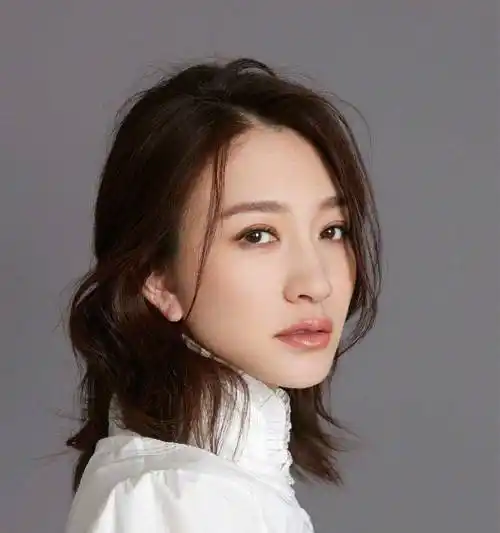 43岁李小冉携"美"登杂志,黑白造型一身比一身美,搭外扣更时髦_齐刘海