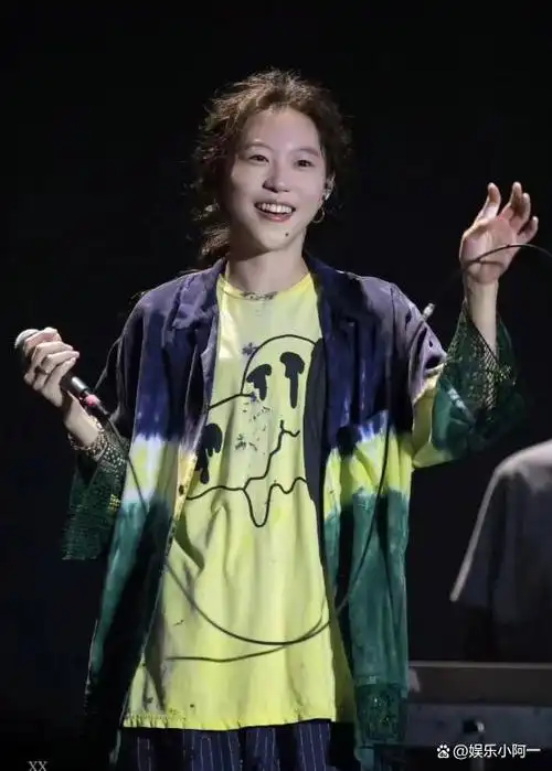 王菲女儿李嫣近照曝光嘴唇疤痕消失完美继承妈妈清冷的气质