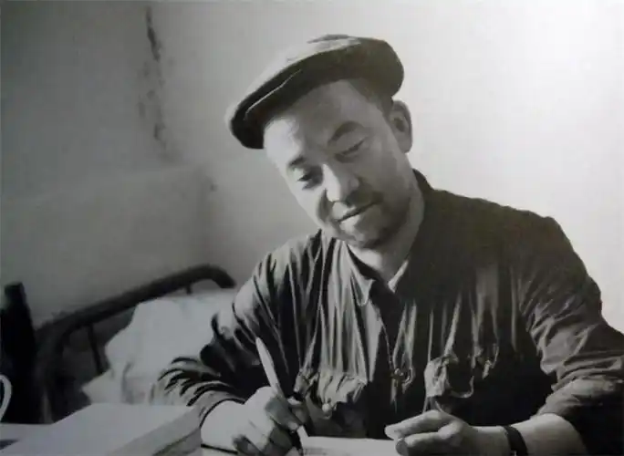 照片泄密案:一张王进喜的表彰照,却让日本人锁定了油田的位置!