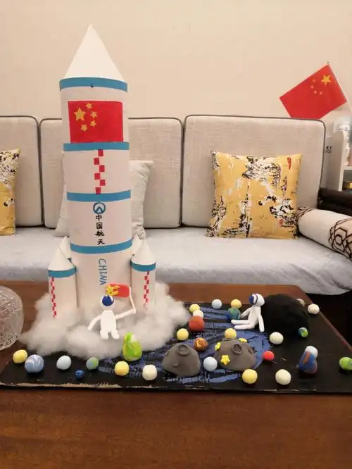 拆了一个手提袋,火箭筒中有个瓶子支撑,用热熔胶牢牢粘住.