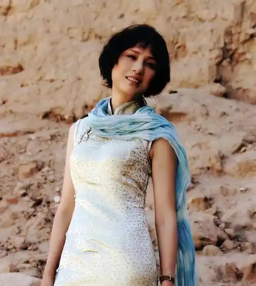 演员李建群:与男友同居27年未婚未育,63岁癌症离世_服装_角色_观众