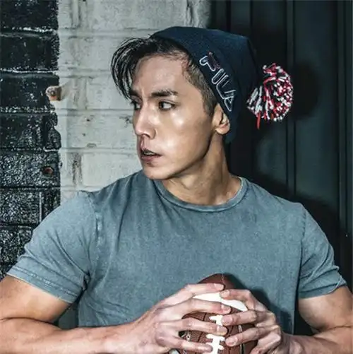 赵威霖祖籍山东,他出生于美国洛杉矶,高中时期就因为高挑的身材和帅气