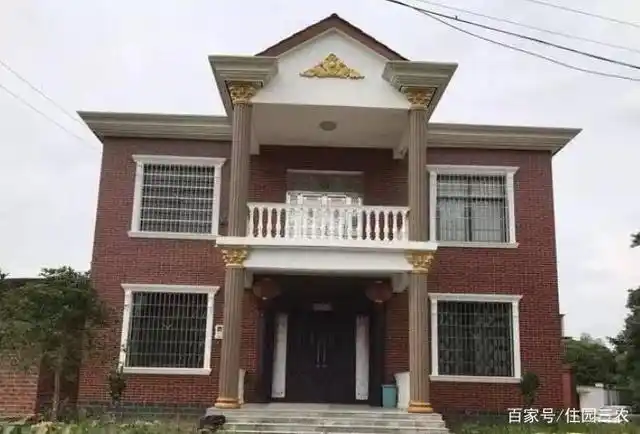 农村自建二层平房,面宽12米6室1厅,加装了个门头后让人眼前一亮