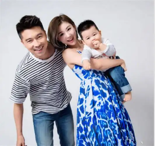 知名演员李小萌晒一家三口合影王雷甜蜜互动超温馨