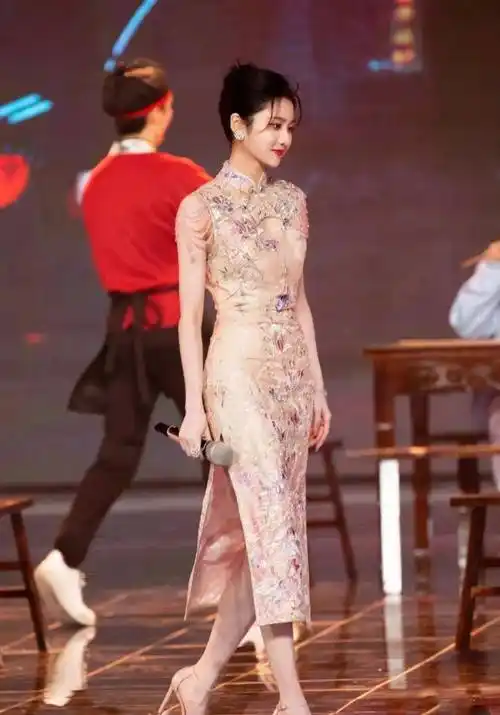 23号杨超越第二十名孙茜第二十名戚薇你觉得哪位女明星的旗袍最美呢?