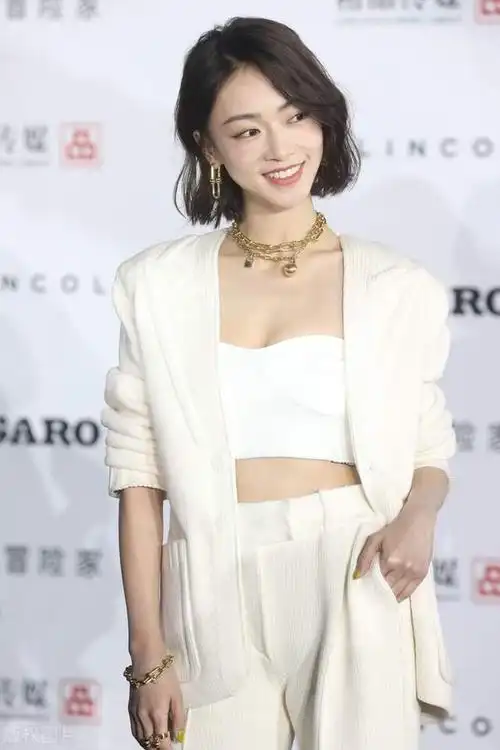 吴谨言瘦成皮包骨小抹胸撑出凹凸感这才是女生羡慕的身材