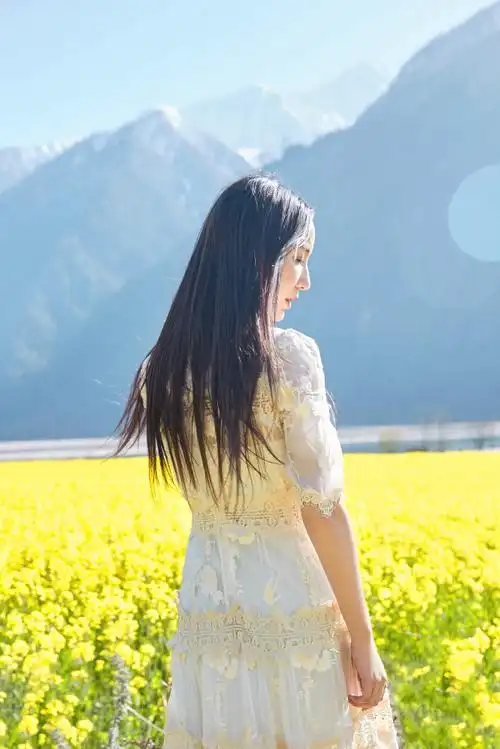 娄艺潇漫步油菜花田 笑容温暖灿烂