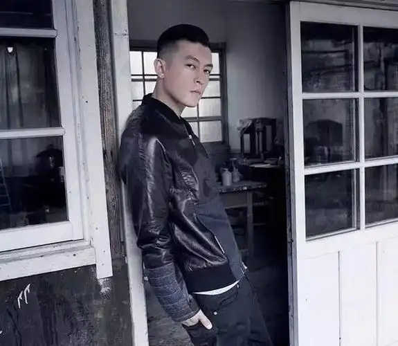 寸头,只能说陈冠希脸孔轮廓太好看了,就算是光头,都难掩精致的五官.