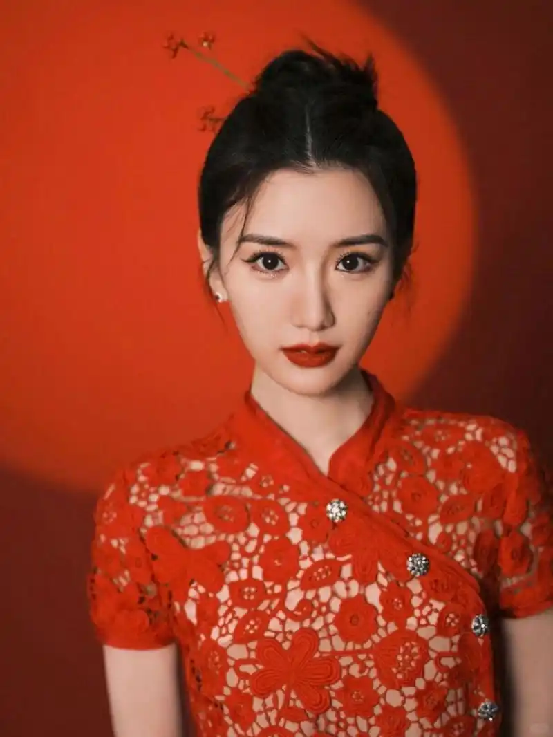 毛晓彤的一身红色蕾丝连衣裙真的让我眼前一亮.