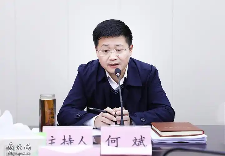 何斌主持召开县长工作交流会