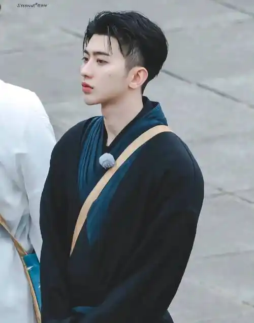 男明星太适合"短鬓角":肖战李现干净帅气,王俊凯少年感十足_发型_感觉