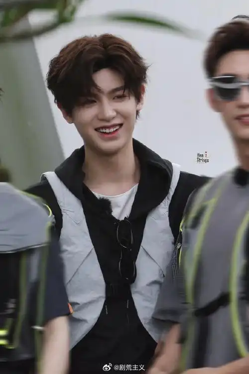 黄明昊 极挑上班路透 我滴天啊,这是哪里来的好可爱啊