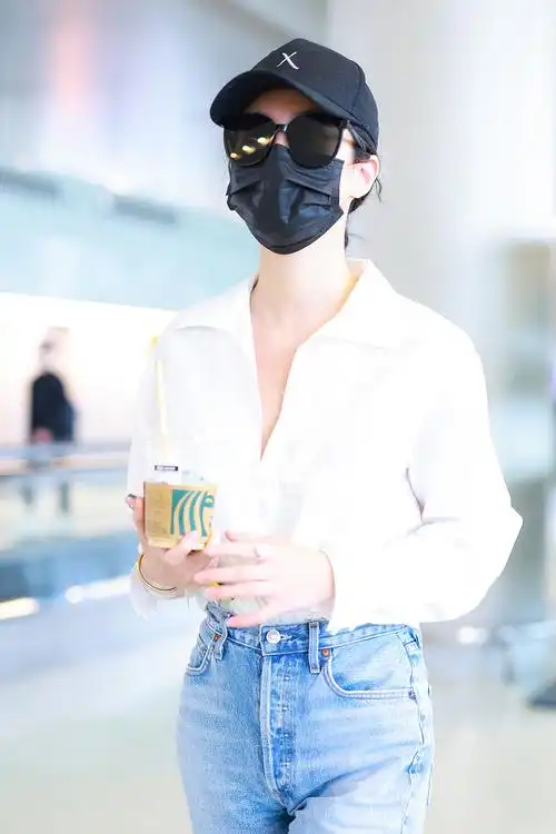 杨采钰露笑眼温柔似水 白衬衫配牛仔裤变清新美人