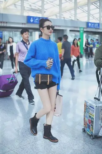 王鸥毛衣短裤身材高挑机场写真图片