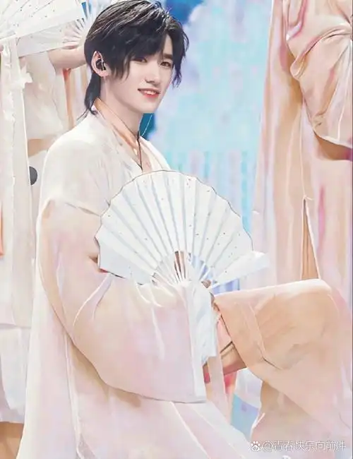 关于宋亚轩15张神图 小海螺们赶紧冲啊!