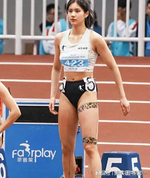 其实在这场比赛之前,夏思凝曾经被质疑是纹身的肌肉贴并没有换掉,而且