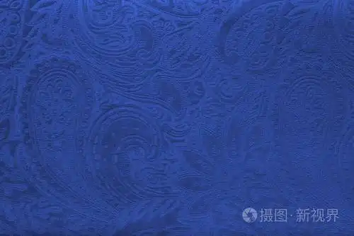 深蓝色天鹅绒织物与老式优雅的花卉图案或豪华的纹理