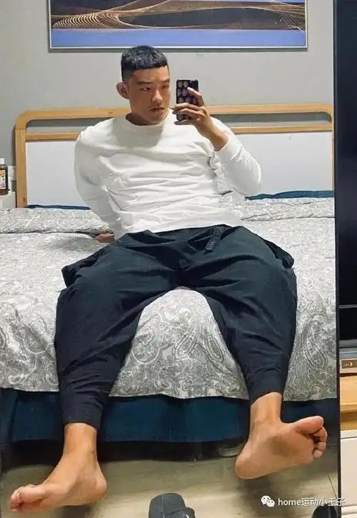 肌肉帅哥卧室自拍秀,两只大脚丫意外抢镜