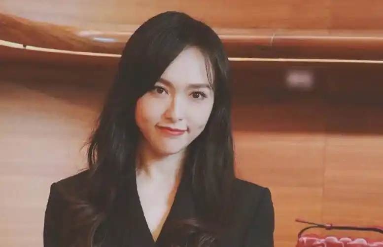 原创唐嫣线下活动生图引热议离开了七级美颜这状态我没眼花吧