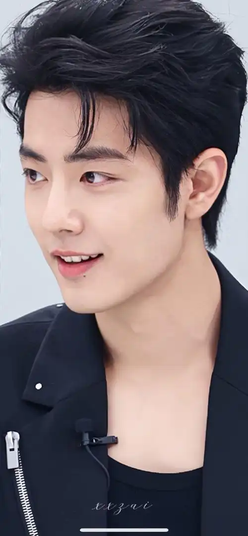 肖战##肖战侧颜低头笑