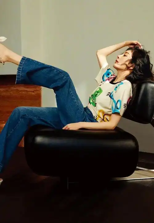 杨幂扎麻花辫穿超短裤秀美腿,风格百变,楚楚动人!