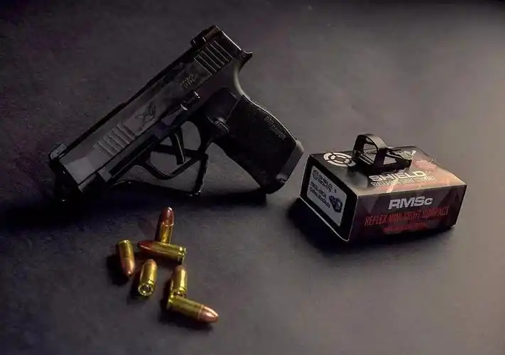 枪械骚图光线构图背景加上精修真的没话说了