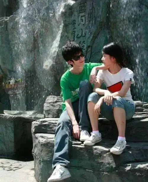 地下恋情谈了十年的谭松韵才不是没有故事的女同学