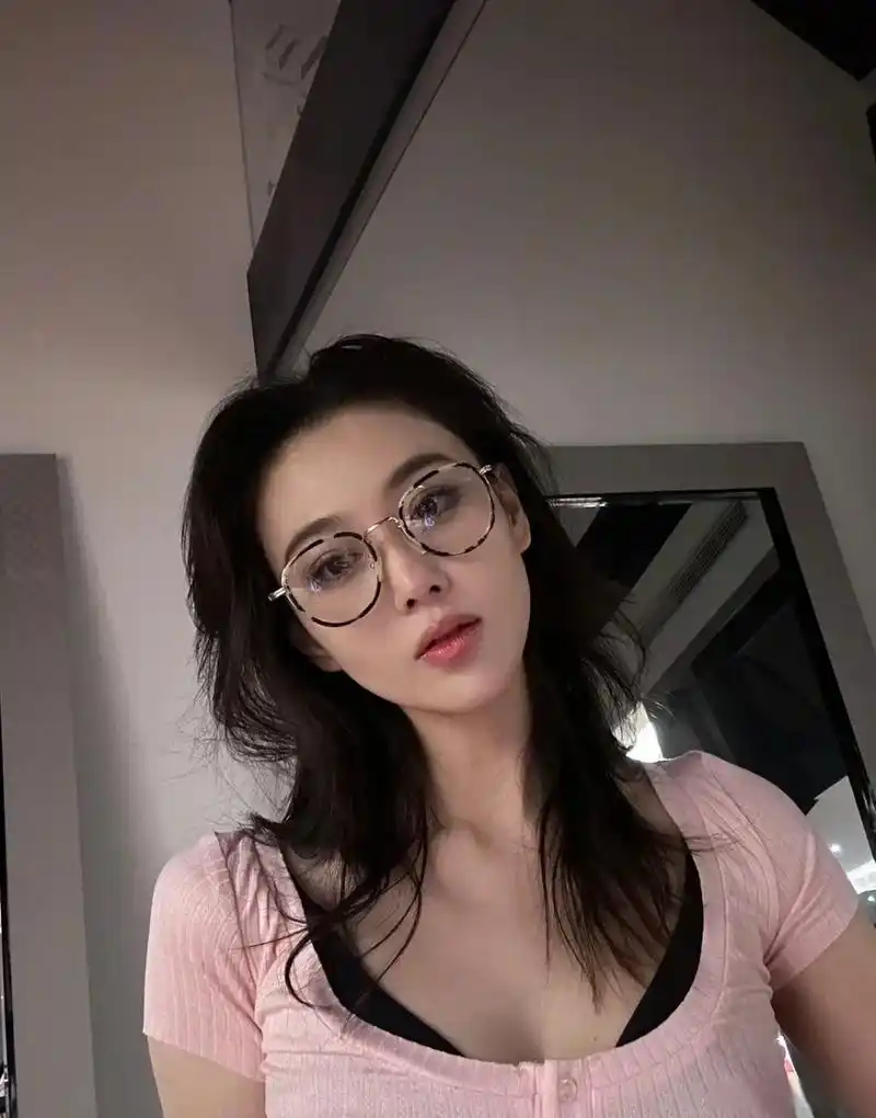 近日,张馨予在社交平台晒出了一组自拍,照片中的她披着长发,身穿粉色