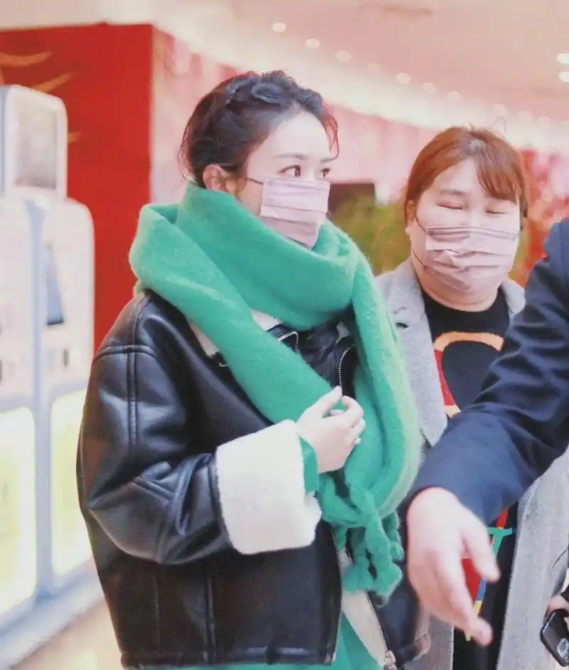 赵丽颖现身春晚彩排现场,绿色大围巾保暖舒适,颖火虫们太热情