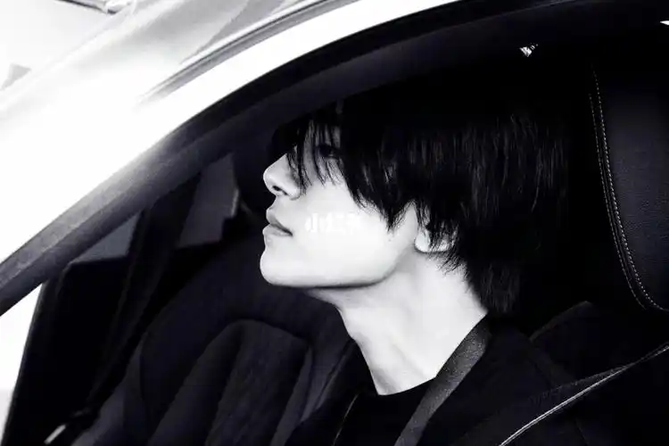 易烊千玺这个鼻梁喉结下颌线青筋