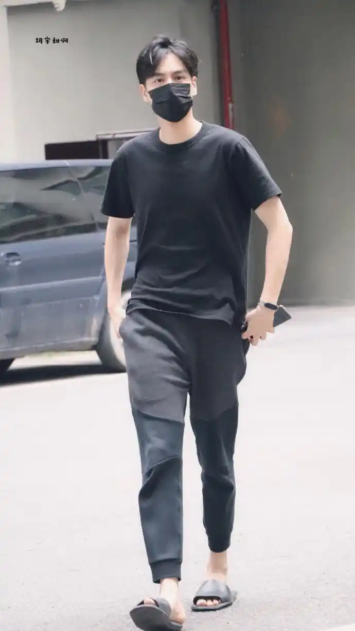 我已经看出来了胡一天的腹肌