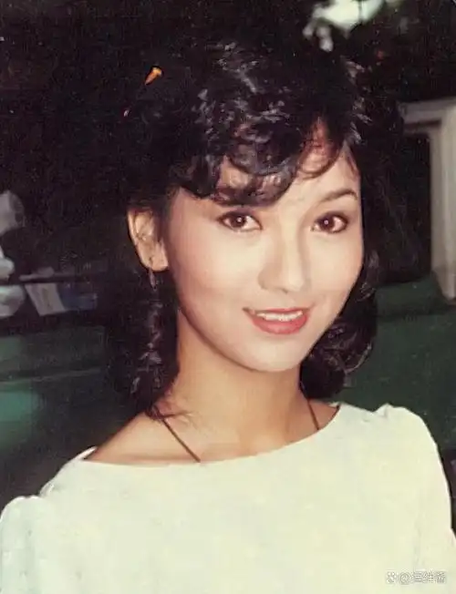 赵雅芝3个儿子长子47岁次子44岁小儿子37岁个个让她骄傲