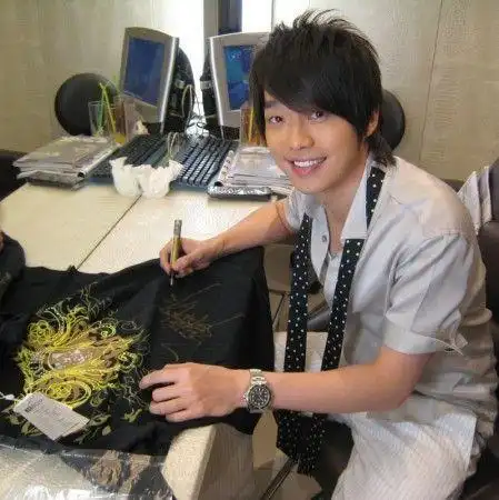 谁有张栋梁的图片.要好看的.我做头像的哦.