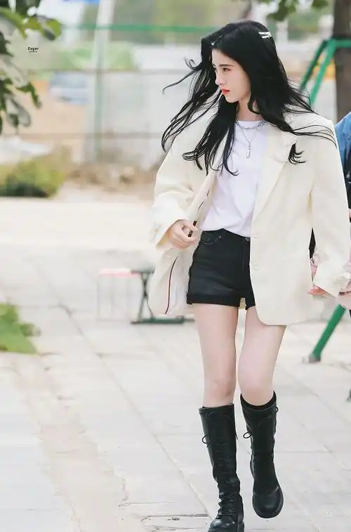 鞠婧祎最新饭拍私服穿白色西装搭长筒靴帅气不失温柔