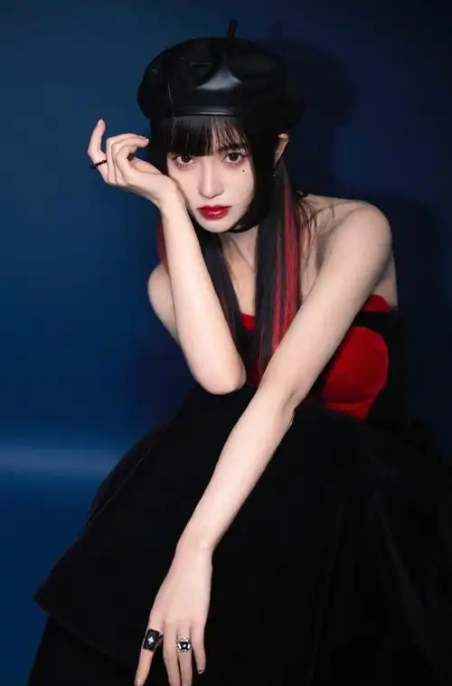 鞠婧祎红色挑染造型