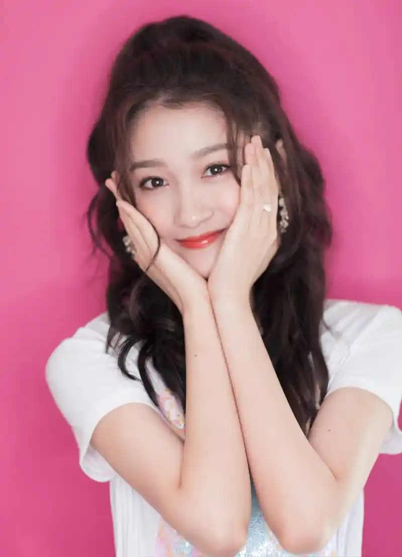 关晓彤亮相2018芭比梦想秀开秀大典,教大家卖萌五连拍,很是可爱