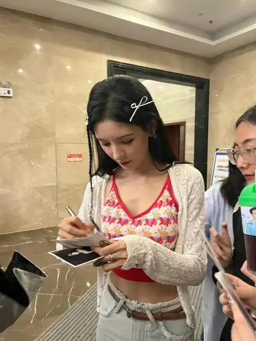 路人拍的张予曦上热搜,仰拍俯拍侧拍都扛住,努力扮丑自拍却美翻|素颜