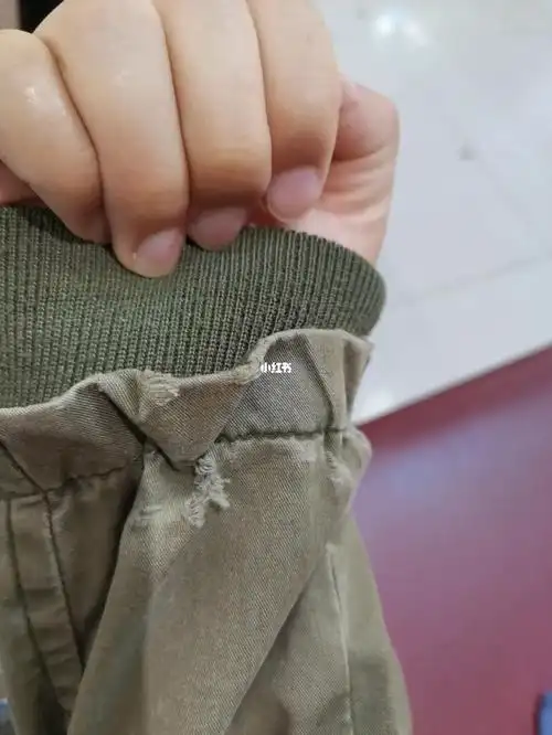 大学生把衣服穿破了