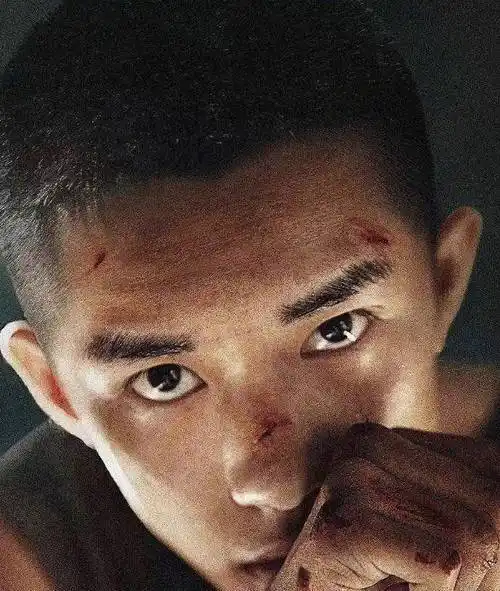 原创19岁易烊千玺硬汉造型出镜,圆寸发型硬朗帅气,一点也不"鲜肉"