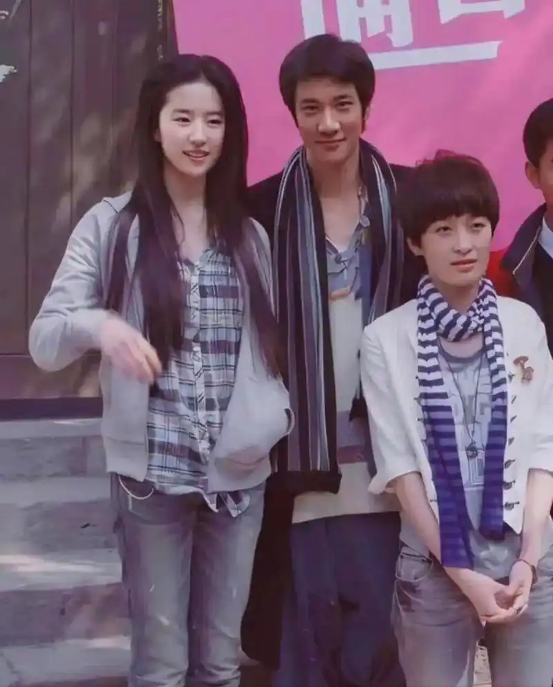 刘亦菲,王力宏站两个俊男美女站在一起,真像一对金童玉女.