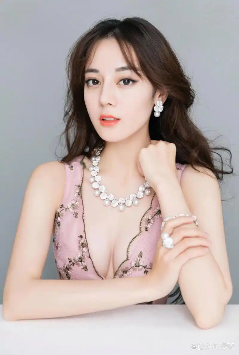 迪丽热巴性感写真照.