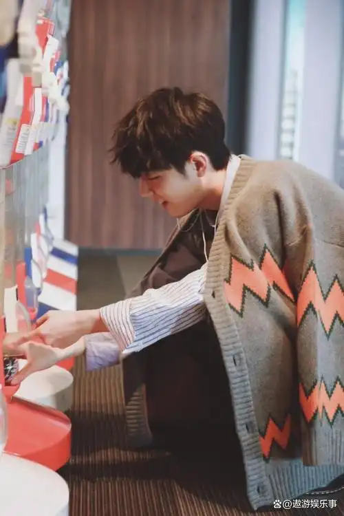 肖战,这位元气满满的青年艺人,近日在日本大阪现身.